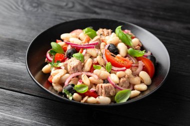 Beyaz fasulye salatası zeytinli, kırmızı soğanlı, domatesli. Sağlıklı yemek..