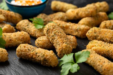 Jalapeno parmağı krem peynirle ısırır. parti yemeği.