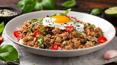 Pad Krapow Gai, Tayland Basil Tavuğu ve pilav ve sahanda yumurta..