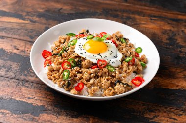 Pad Krapow Gai, Tayland Basil Tavuğu ve pilav ve sahanda yumurta..