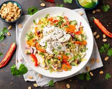 Sebzeli ve fıstıklı sağlıklı Vietnam tavuğu salatası..