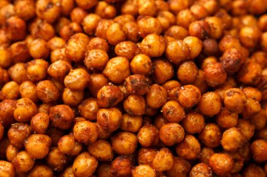 Kavrulmuş baharatlı nohut. Sağlıklı çerez