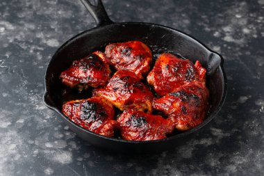 Akdeniz usulü jöleli tavuk butları demir tavada servis edilir, düşük karbonhidratlı yemek konsepti..