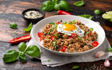 Pad Krapow Gai, Tayland Basil Tavuğu ve pilav ve sahanda yumurta..