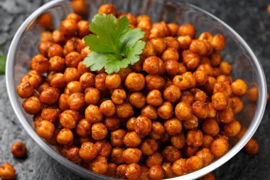 Kavrulmuş baharatlı nohut. Sağlıklı çerez