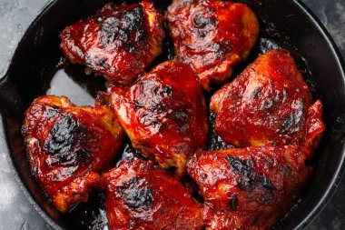 Akdeniz usulü jöleli tavuk butları demir tavada servis edilir, düşük karbonhidratlı yemek konsepti..