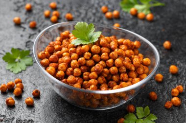 Kavrulmuş baharatlı nohut. Sağlıklı çerez