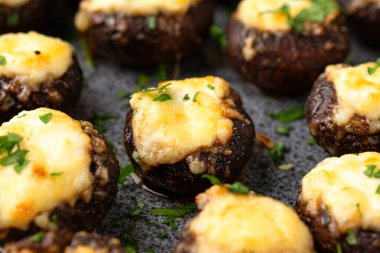 Peynirli, otlu ve krem peynirli fırında mantar.