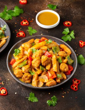 İrlandalı baharat torbası patates kızartması, kızarmış tavuk, sebze ve köri soslu yemekleri alıp götürür..