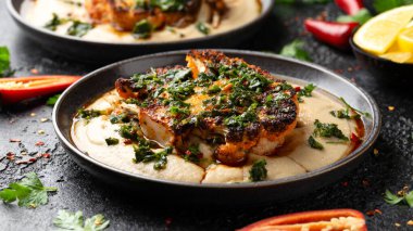 Chimichurri soslu karnabahar bifteği ve tereyağlı fasulye püresi..