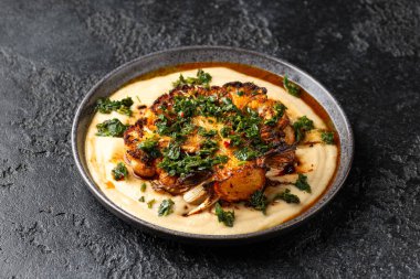 Chimichurri soslu karnabahar bifteği ve tereyağlı fasulye püresi..