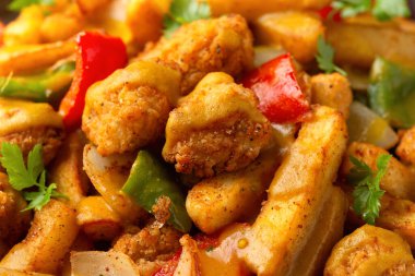 İrlandalı baharat torbası patates kızartması, kızarmış tavuk, sebze ve köri soslu yemekleri alıp götürür..