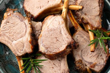 Deniz tuzu ve kuzu pirzolası..