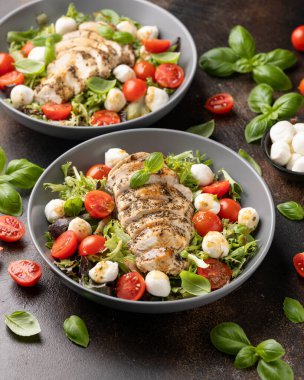 Domates, mozzarella ve balzamik soslu tavuk caprese salatası..