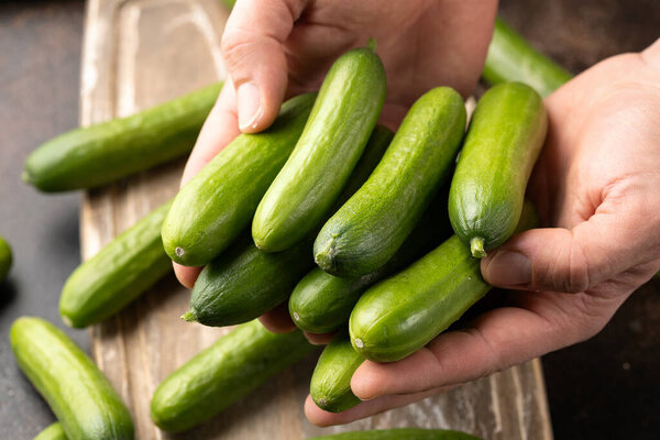 Мини-огурцы выложить на деревянную доску. Риди есть.