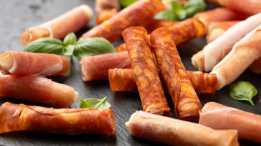 Parti yönetim kurulu seçimi. Serrano jambonu, jambon ve gouda ve Iberico peynirli sucuklu börek.