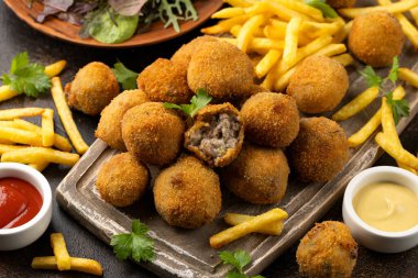 Dijon hardallı, ketçaplı ve patates kızartmalı ev yapımı biftek..