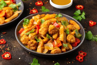 İrlandalı baharat torbası patates kızartması, kızarmış tavuk, sebze ve köri soslu yemekleri alıp götürür..