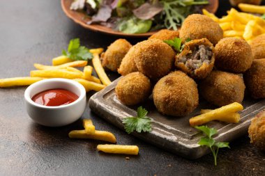 Dijon hardallı, ketçaplı ve patates kızartmalı ev yapımı biftek..