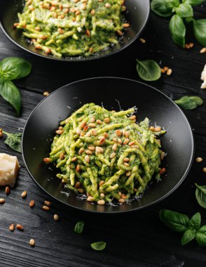 Kremalı ıspanak soslu trofie makarna ve kavrulmuş çam fıstığı..