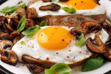 Mantarlı ve kızarmış yumurtalı tost ve otlu kahvaltı..