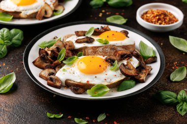 Mantarlı ve kızarmış yumurtalı tost ve otlu kahvaltı..