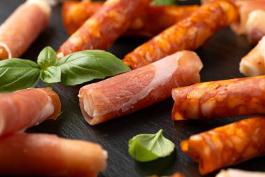 Parti yönetim kurulu seçimi. Serrano jambonu, jambon ve gouda ve Iberico peynirli sucuklu börek.