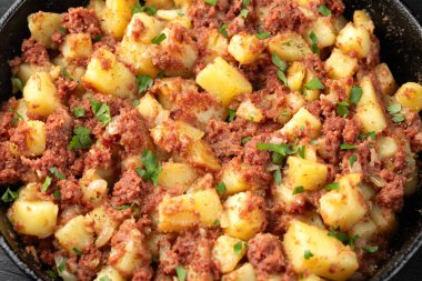 Demir tavada patates ve sığır konservesi..