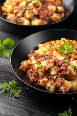 Patatesli sığır konservesi ve domates soslu fasulye.