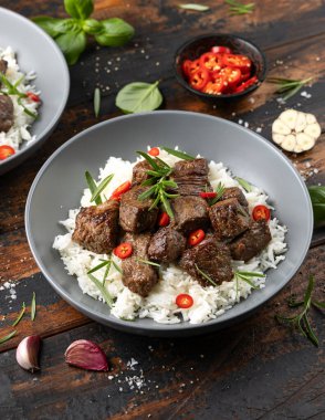 Pirinçli sarımsaklı biftek..