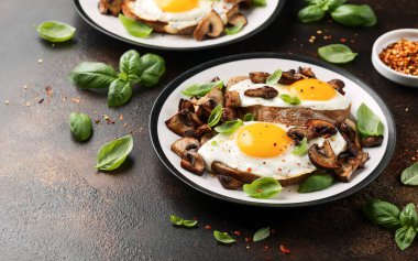 Mantarlı ve kızarmış yumurtalı tost ve otlu kahvaltı..