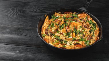 Filo pastası, sebzeli buruşuk pasta, üstüne de sarımsak ve maydanoz yağı..