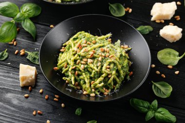 Kremalı ıspanak soslu trofie makarna ve kavrulmuş çam fıstığı..