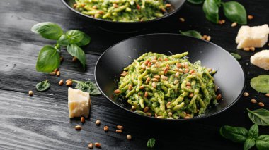 Kremalı ıspanak soslu trofie makarna ve kavrulmuş çam fıstığı..