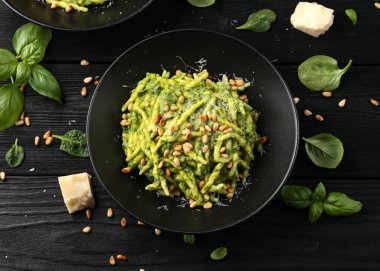 Kremalı ıspanak soslu trofie makarna ve kavrulmuş çam fıstığı..