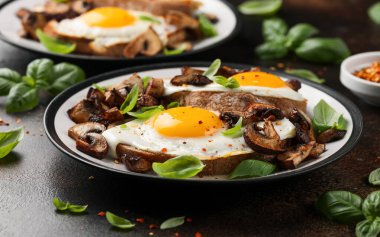 Mantarlı ve kızarmış yumurtalı tost ve otlu kahvaltı..