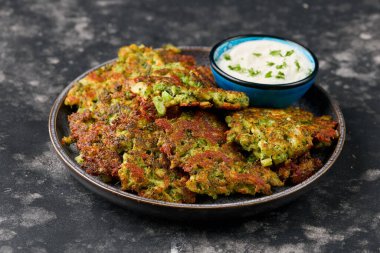 Kızarmış Brokoli böreği veya parmesanlı ve mozzarella peynirli krep..