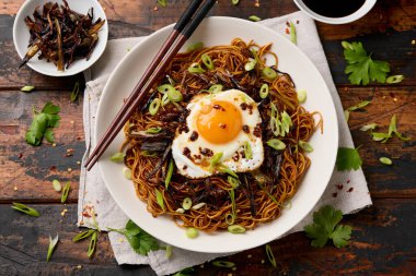 Scallion Yağlı Erişte, üstünde sahanda yumurta ve biber yağı..