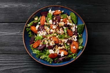 Fırında sıcak havuç ve pancar salatası, yanında peynir ve kavrulmuş fındık..