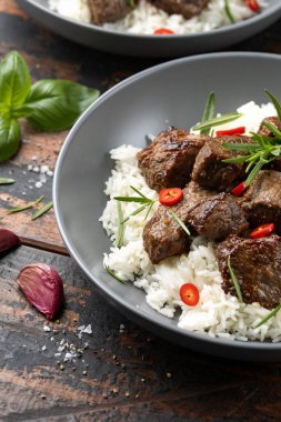 Pirinçli sarımsaklı biftek..