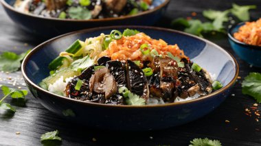 Kore mantarı kasesi, salatalık salatası, kimçi ve pilav..