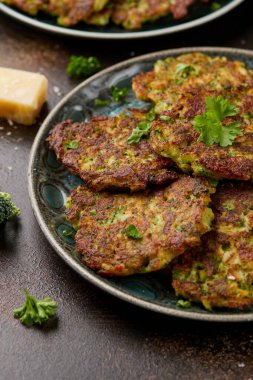 Kızarmış Brokoli böreği veya parmesanlı ve mozzarella peynirli krep..