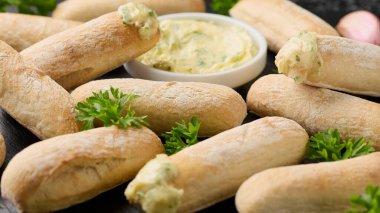 Kaymaklı sarımsaklı tereyağlı ciabatta ekmeği.