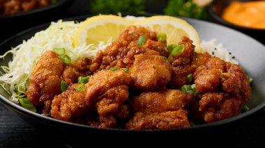 Kızarmış Japon Kızarmış Tavuk Karaevi. Siyah kâse içinde pirinç ve lahana..