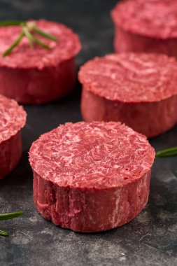 Bitki bazlı vejetaryen bifteği. Alternatif et. Çevre dostu sağlıklı yiyecekler, pişirmeye hazır..