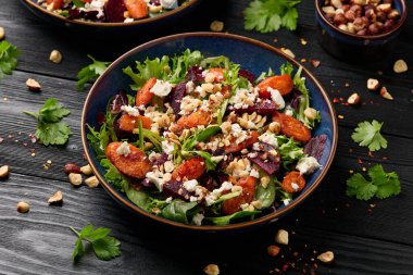 Fırında sıcak havuç ve pancar salatası, yanında peynir ve kavrulmuş fındık..