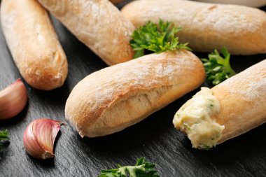 Kaymaklı sarımsaklı tereyağlı ciabatta ekmeği.