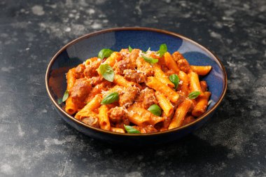 Ev yapımı sosis ve krema soslu rezene makarna..