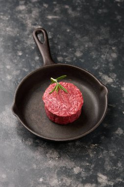 Bitki bazlı vejetaryen bifteği. Alternatif et. Çevre dostu sağlıklı yiyecekler, pişirmeye hazır..