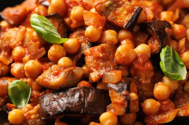 Patlıcan ve domates soslu nohut güveci, sarımsak, baharat ve pide ekmeği. Sağlıklı yemek..